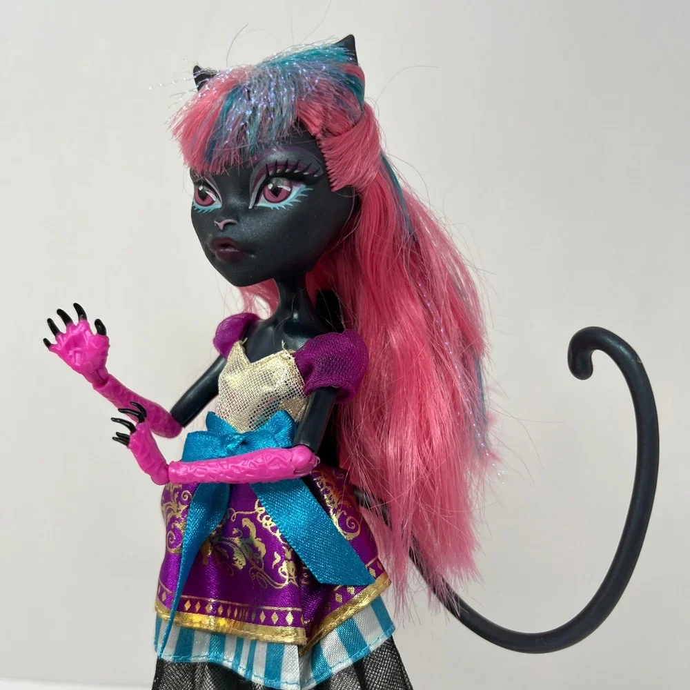 Monster High Catty Noir Boo York Doll Pink Black Feline Pop Star Figure CJF27